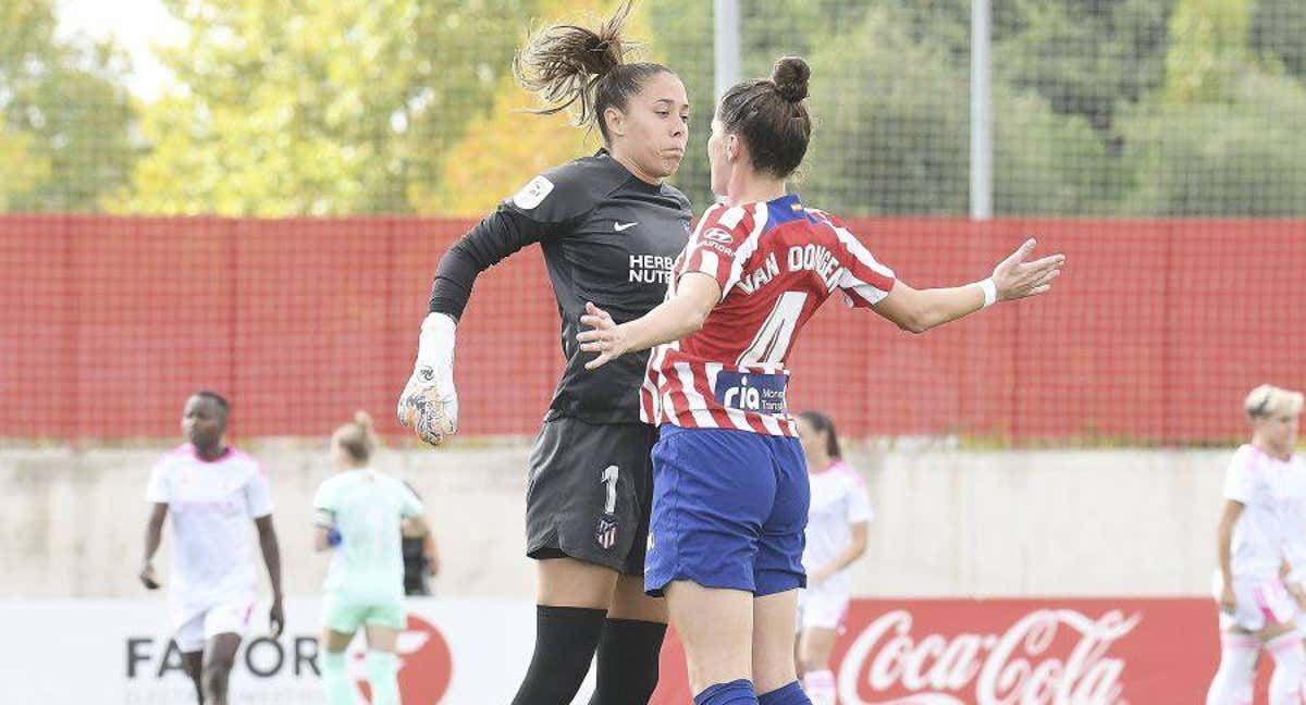 Lola Gallardo y Merel Van Dongen y su peculiar saludo antes del Atleti - Madrid CFF. /LaLiga