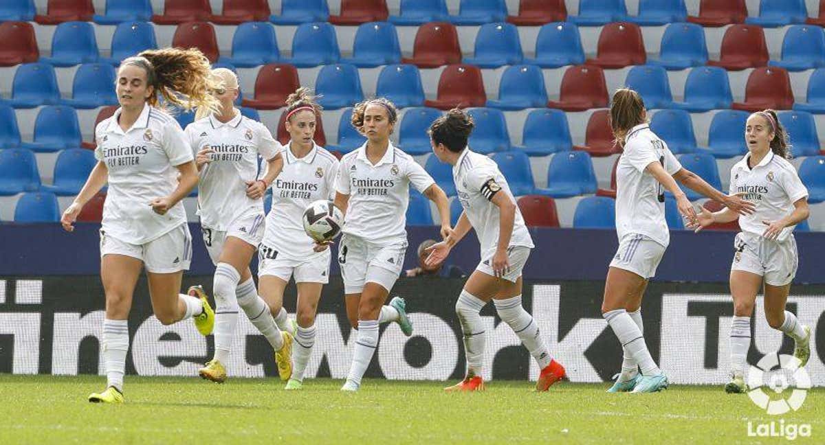 Nahikari recoge el balón de la red después de marcar el gol del empate ante el Levante. /Getty