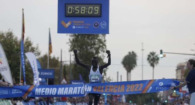El keniano Kibiwott Kandie se exhibe en el Medio Maratón Valencia Trinidad Alfonso Zurich
