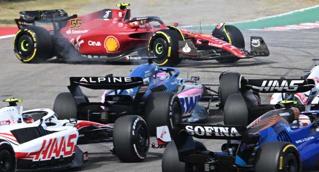 Russell arrolló a Sainz y su pole acabó en la primera curva de Austin