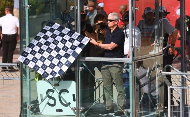 Tim Cook, CEO de Apple, agita la bandera de cuadros del GP de EE UU de F1 2022.  Reuters