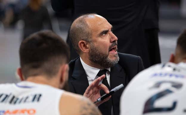 Chus Mateo durante un tiempo muerto del Real Madrid.  ACB MEDIA