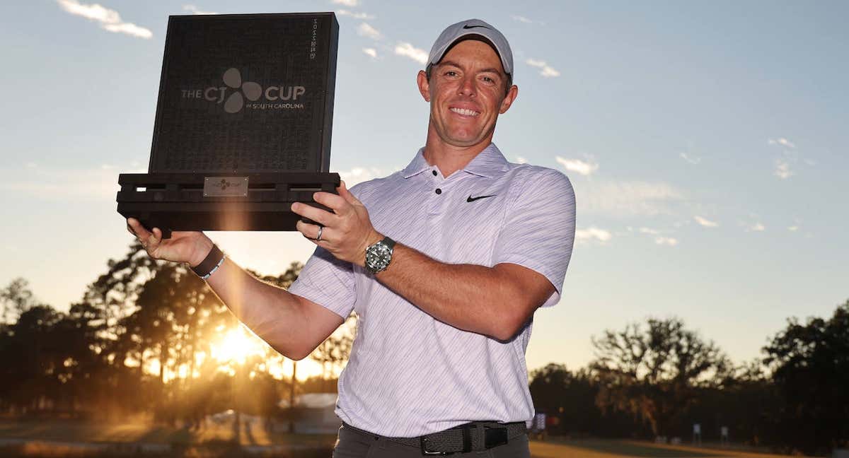 Rory McIlroy con el trofeo de ganador de la CJ Cup. /GETTY IMAGES