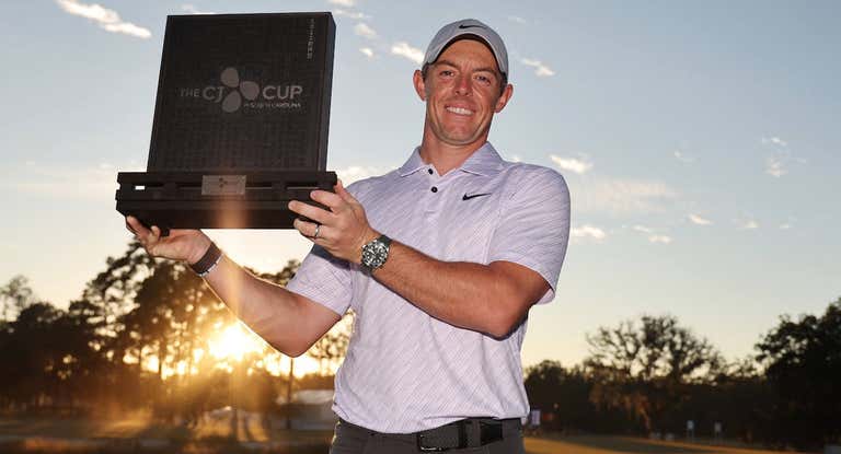 Rory McIlroy con el trofeo de ganador de la CJ Cup.