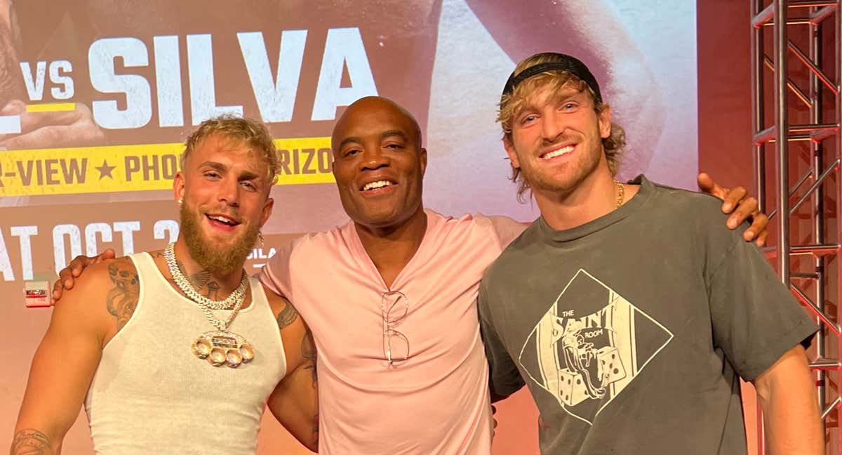 Jake Paul, Anderson Silva y Logan Paul en la presentación del combate de boxeo los dos primeros./
