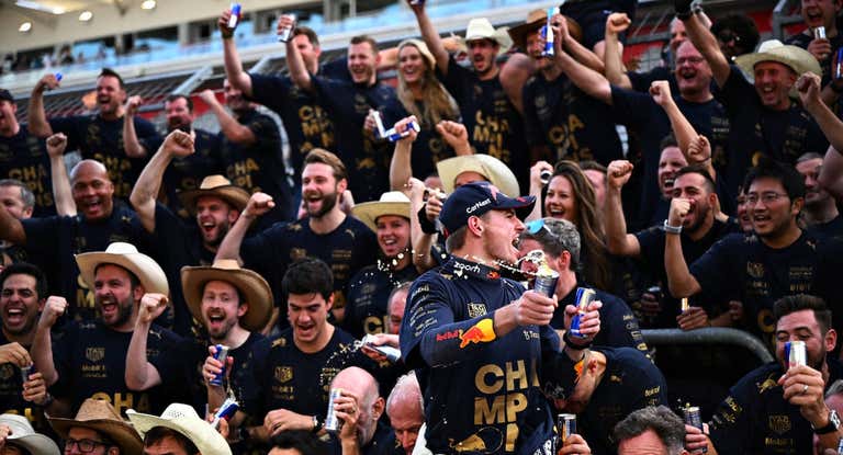 Max Verstappen y el resto del equipo Red Bull celebran su título de constructores.