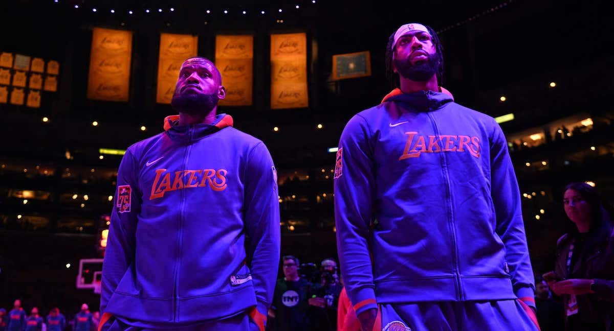 LeBron James y Anthony Davis en un partido en el Cryptocom. Arena de Los Ángeles. /GETTY IMAGES