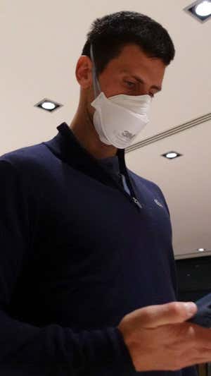 Novak Djokovic con la mascarilla en Australia. Reuters