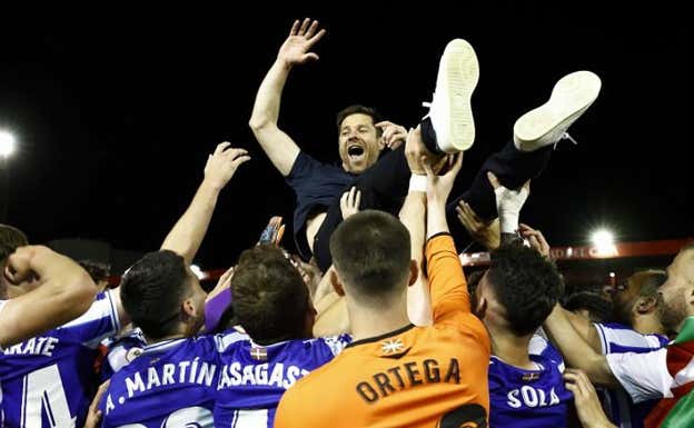 Los jugadores del Sanse mantean a Xabi al conseguir el ascenso a Segunda. RFEF