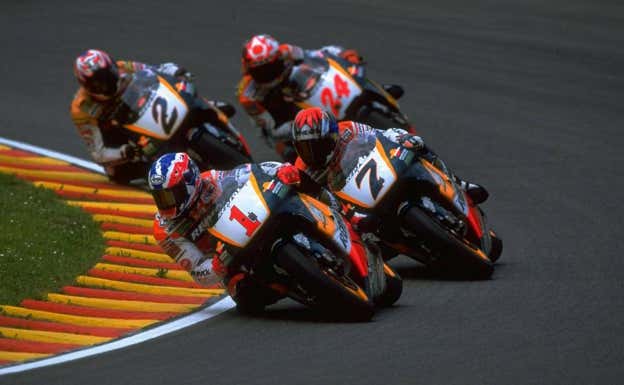 Mick Doohan lidera un grupo de motos en el GP de Italia de 1997.  Getty Images