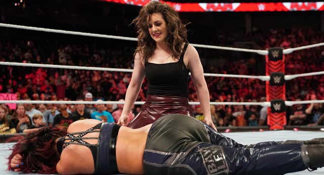 Nikki Cross regresa a Raw para dinamitar el orden establecido