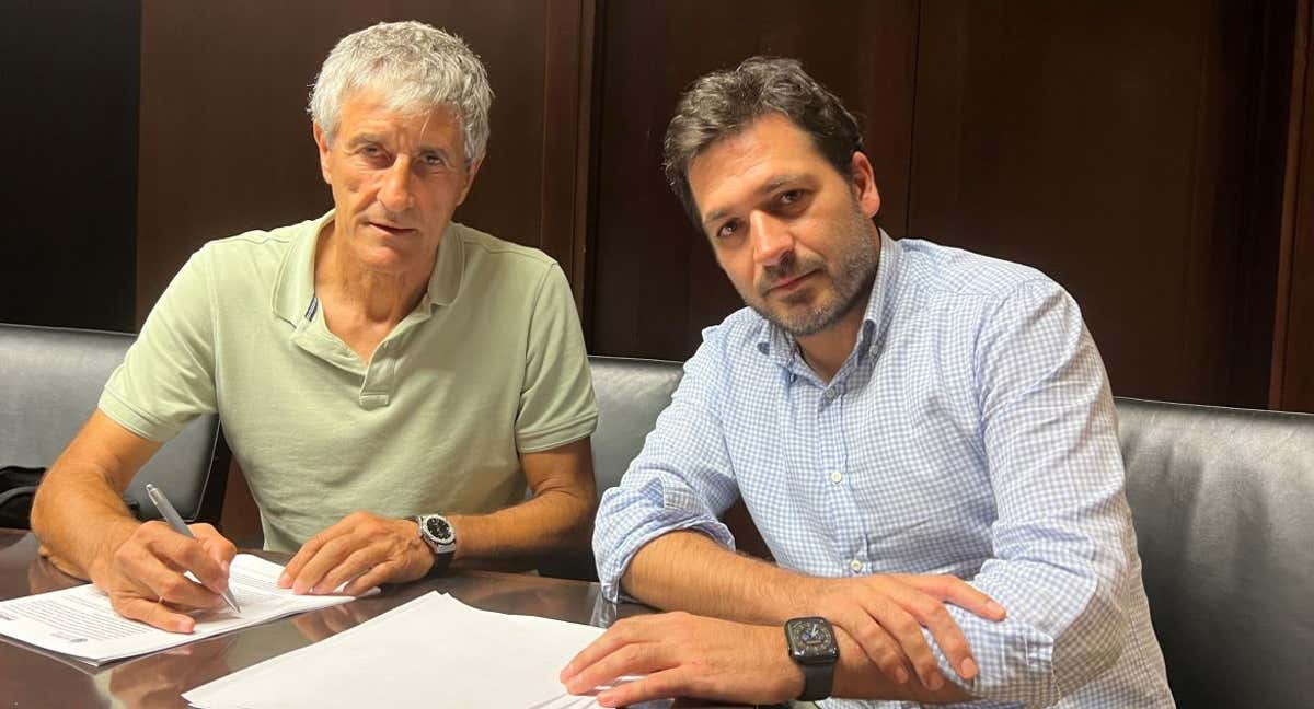 Quique Setién firma su contrato con el Villarreal junto a Fernando Roig Negueroles. /Villarreal CF