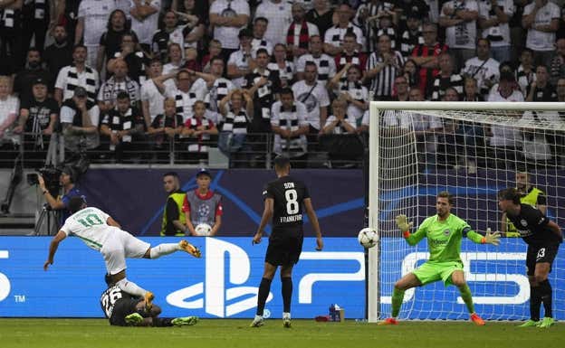 Edwards marcando en la cancha del Eintracht.  GETTY