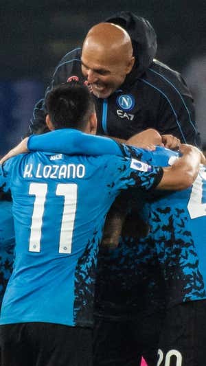 Spalletti celebra una victoria con sus jugadores |