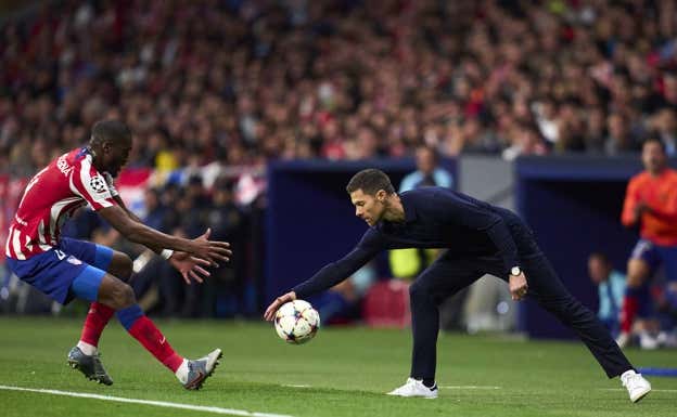 Xabi Alonso vio la amarilla por quitar el balón a Kondogbia y evitar así una contra del Atlético en el 40'.  GETTY