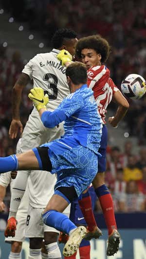 Courtois falla en un córner. GETTY