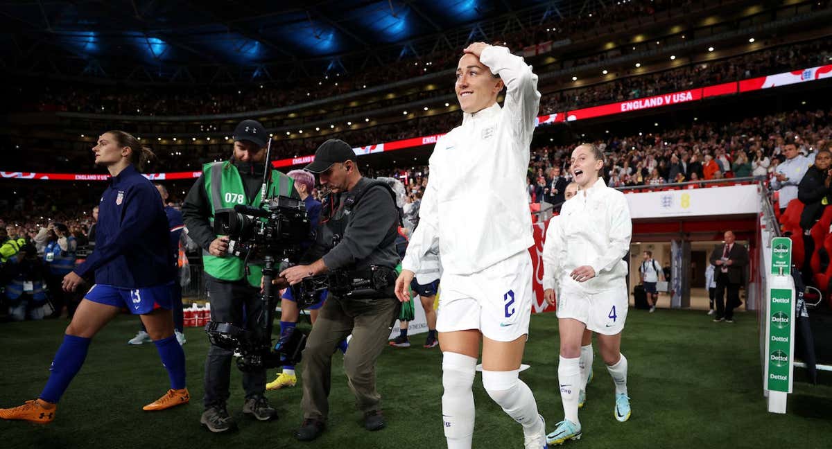Las jugadoras de Inglaterra y Estados Unidos saltan al terreno de juego de Wembley en el último partido de fútbol femenino disputado allí.