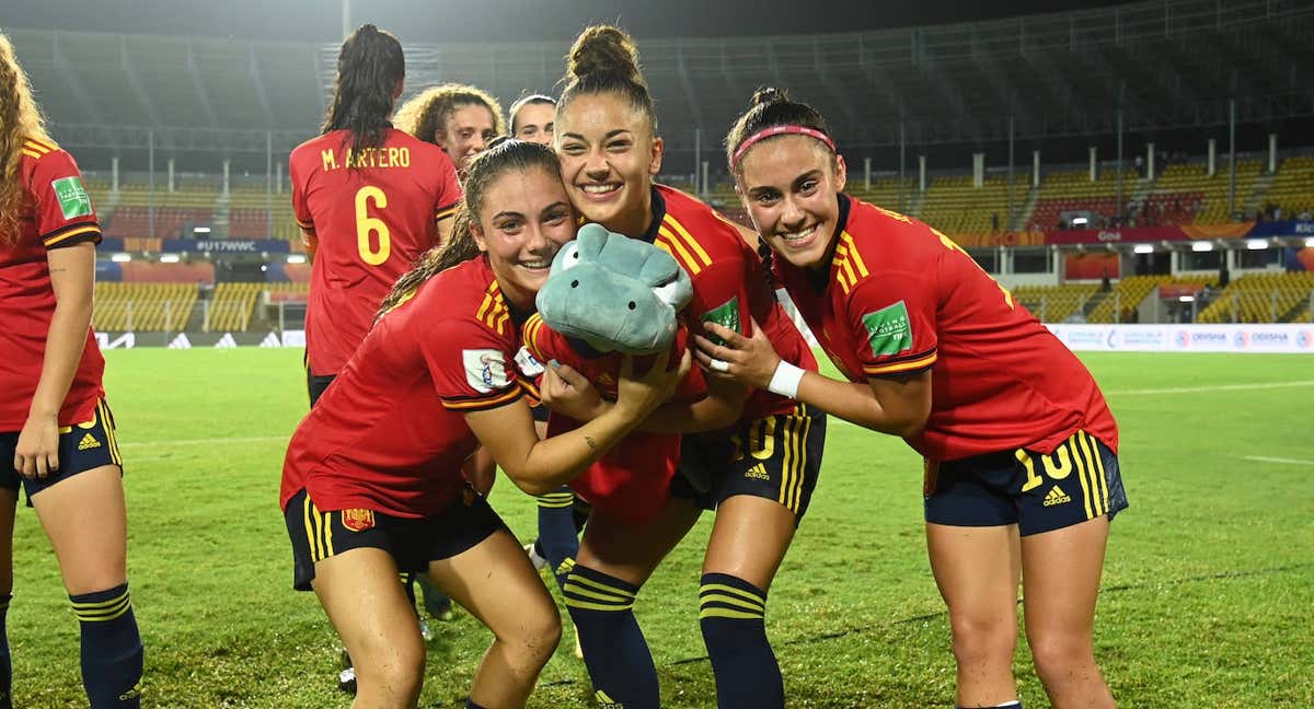 Las jugadoras de la Selección posan con Sandy después de eliminar a Japón. /Getty