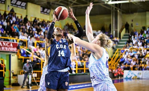 Tema Fagbenie intenta anotar ante la defensa salmantina.  FIBA