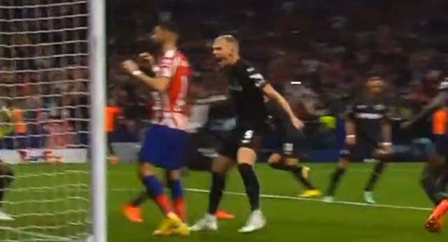 El gesto más antideportivo de la Champions: Bakker celebra el fallo de Carrasco en su cara