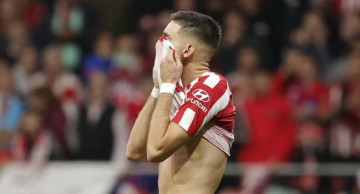 Carrasco se lamenta tras el penalti fallado ante el Leverkusen. /GETTY