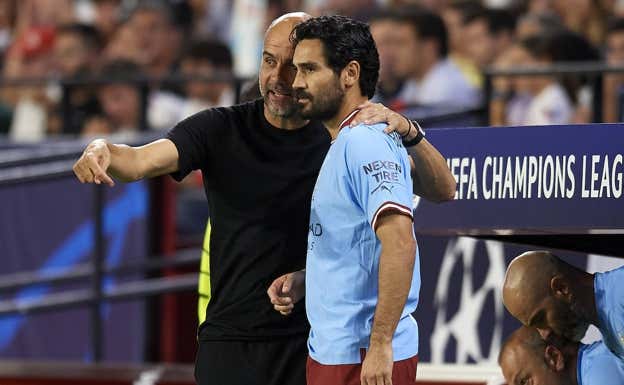 Guardiola dando indicaciones a Gündogan. GETTY