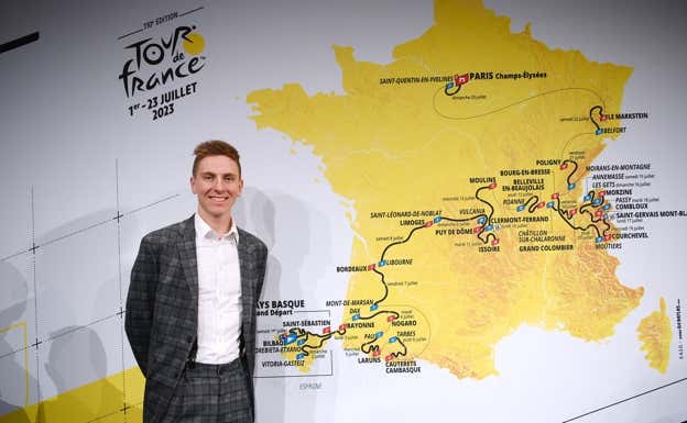 Tadej Pogacar, junto al mapa del Tour de Francia 2023.  GETTY IMAGES