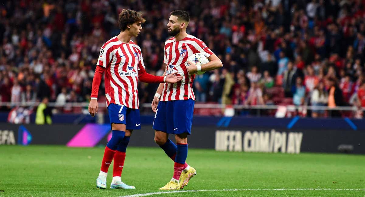 Momento en el que Joao Félix le pidió el balón a Carrasco para tirar el penalti decisivo ante el Bayer Leverkusen en el Metropolitano. /GETTY