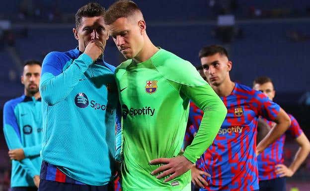 Lewandowski y Ter Stegen hablan en privado tras la debacle ante el Bayern. GETTY