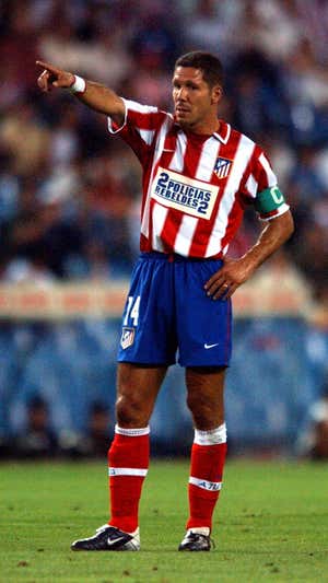 Simeone, con el brazalete de capitán del Atlético.  JOHN WALTON / GETTY