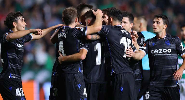 Los jugadores de la Real celebran el segundo gol ante el Omonia.
