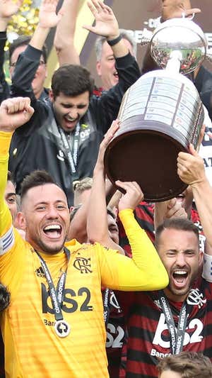 Diego Alves levanta la Copa Libertadores ganada ante River |  GETTY IMAGES