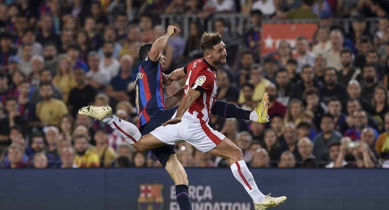 Lewandowski y Yeray en el partido FC Barcelona - Athletic Club de LaLiga.