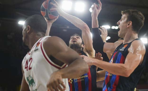 Mike Tobey durante un lance del partido.  GETTY IMAGES