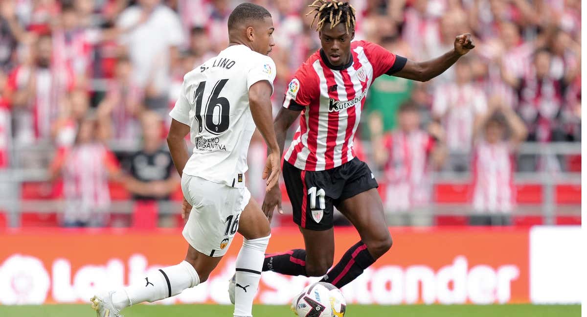 Nico Williams se disputa el balón con Samuel Lino en el partido Athletic Club - Valencia CF de LaLiga.
