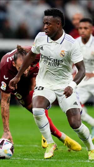Vinicius regateando en el partido Real Madrid - Sevilla de LaLiga.  José Bretón/Pics Action/NurPhoto (Getty)