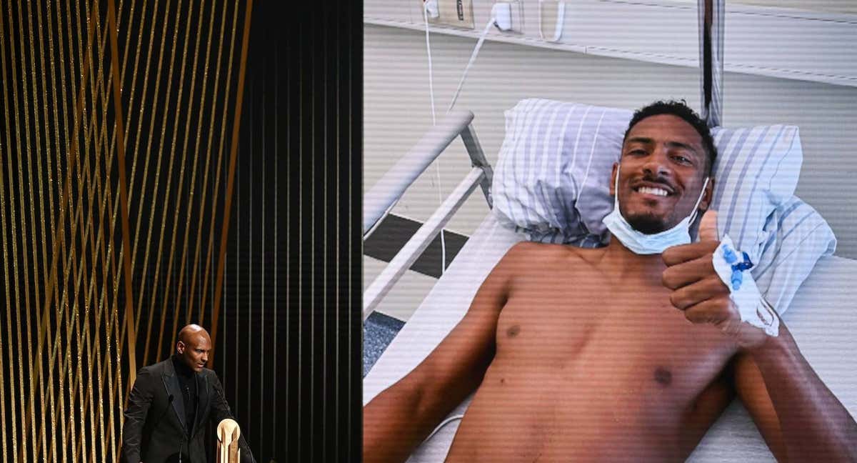 Sébastien Haller habla durante la ceremonia del Balón de Oro delante de una foto suya en el hospital. /Getty Images