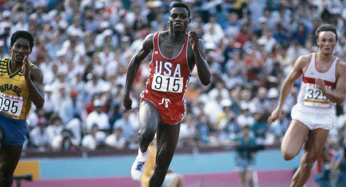 Carl Lewis durante los 200 metros en los Juegos de Los Ángeles. /GETTY IMAGES