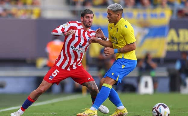 De Paul choca con Brian Ocampo en el Nuevo Mirandilla. GETTY