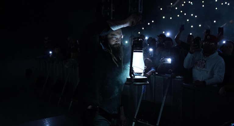 Bray Wyatt hace su entrada al ring en WWE SmackDown.