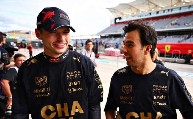 Verstappen, junto a su compañero Checo Pérez.  GETTY