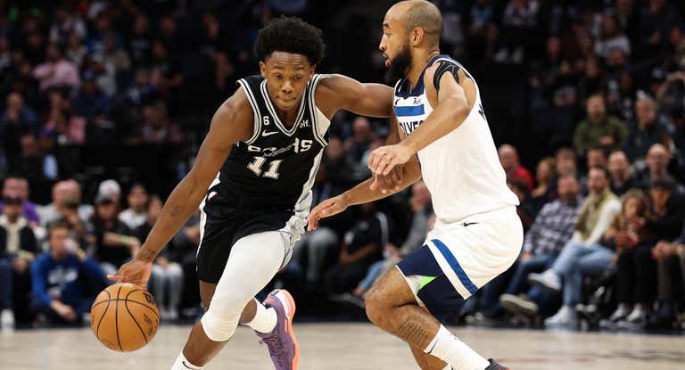 Joshua Primo, a la izquierda, en un partido de San Antonio Spurs ante Minnesota Timberwolves.