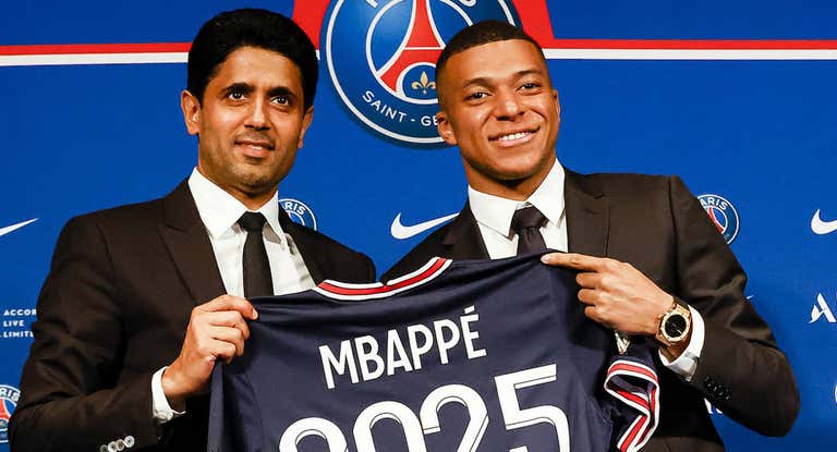 Al-Khelaïfi y Mbappé, durante el acto de renovación del francés.