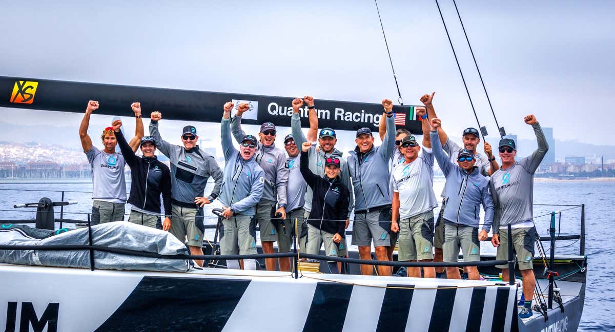 El Quantum celebra su victoria en las 52 Super Series. /NICO MARTÍNEZ