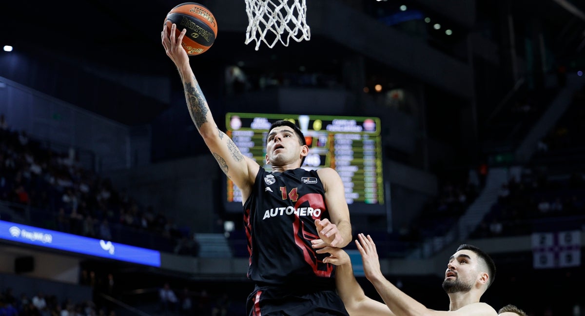 Gabriel Deck anota ante la oposición de Dusan Ristic