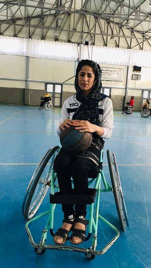Khatera Safi durante un entrenamiento de la selección afgana de baloncesto en silla de ruedas. Khatera Safi