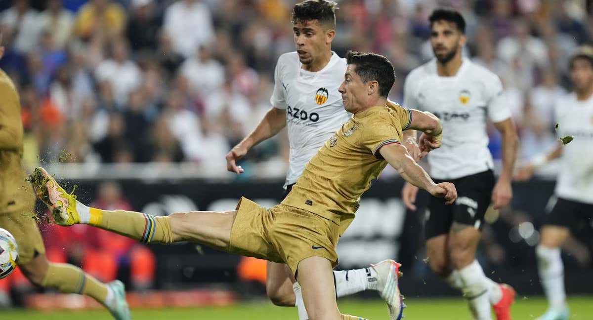 Lewandowski salvó al Barça en Mestalla.