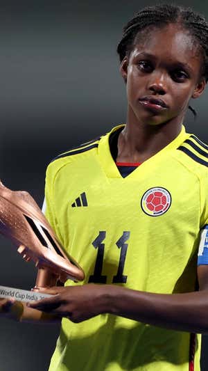 Linda Caicedo, con la Bota de Bronce del Mundial Sub-17.  GETTY