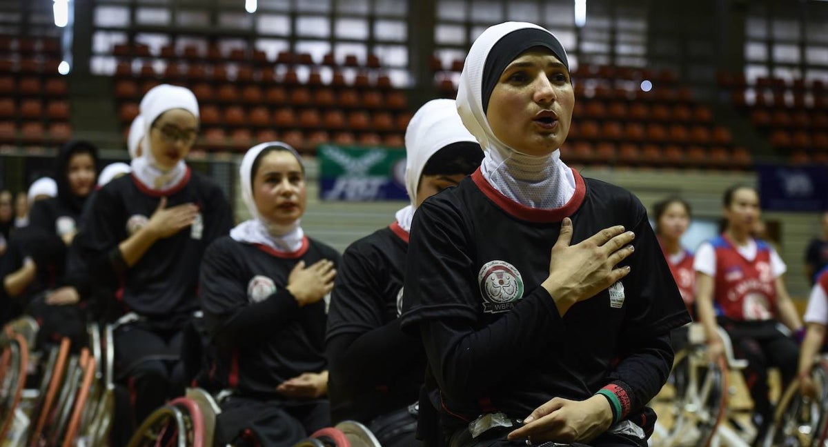 Jugadoras del equipo nacional de baloncesto en silla de ruedas de Afganistán antes de un partido.