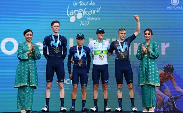Movistar Team recoge su premio como mejor equipo de la malaya Vuelta a Langkawi. A la derecha, Max Kanter alza el brazo saludando.  GETTY IMAGES